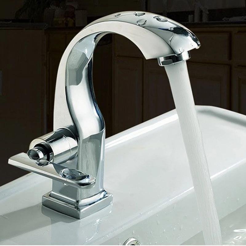 Torneira de Metal Brilhante para Banheiro